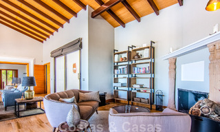 Vrijstaande villa te koop op een hoge positie, met panoramisch berg- en zeezicht in een exclusieve urbanisatie te Oost Marbella 46965 