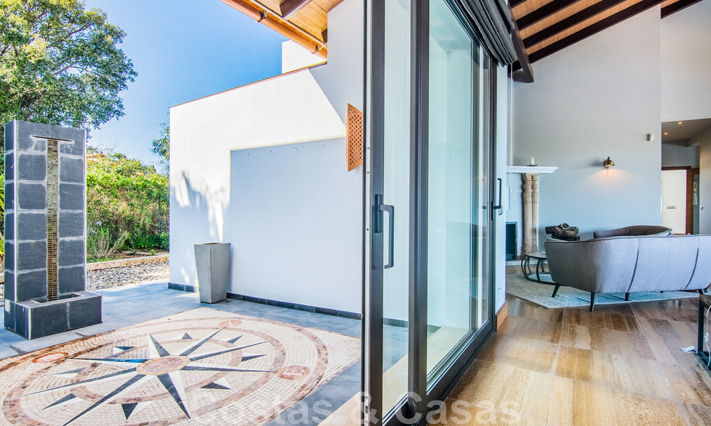 Vrijstaande villa te koop op een hoge positie, met panoramisch berg- en zeezicht in een exclusieve urbanisatie te Oost Marbella 46966
