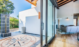 Vrijstaande villa te koop op een hoge positie, met panoramisch berg- en zeezicht in een exclusieve urbanisatie te Oost Marbella 46966 