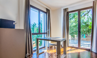 Vrijstaande villa te koop op een hoge positie, met panoramisch berg- en zeezicht in een exclusieve urbanisatie te Oost Marbella 46970 