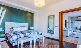 Vrijstaande villa te koop op een hoge positie, met panoramisch berg- en zeezicht in een exclusieve urbanisatie te Oost Marbella 46972 