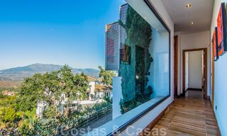 Vrijstaande villa te koop op een hoge positie, met panoramisch berg- en zeezicht in een exclusieve urbanisatie te Oost Marbella 46973 