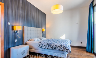 Vrijstaande villa te koop op een hoge positie, met panoramisch berg- en zeezicht in een exclusieve urbanisatie te Oost Marbella 46974 