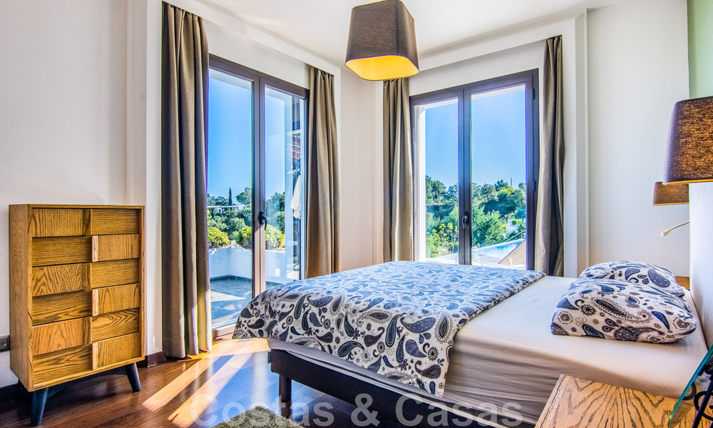 Vrijstaande villa te koop op een hoge positie, met panoramisch berg- en zeezicht in een exclusieve urbanisatie te Oost Marbella 46979