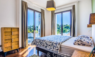Vrijstaande villa te koop op een hoge positie, met panoramisch berg- en zeezicht in een exclusieve urbanisatie te Oost Marbella 46979 