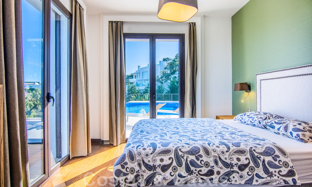 Vrijstaande villa te koop op een hoge positie, met panoramisch berg- en zeezicht in een exclusieve urbanisatie te Oost Marbella 46980