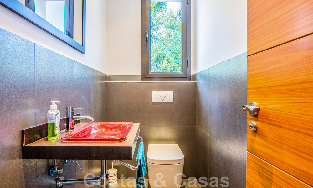 Vrijstaande villa te koop op een hoge positie, met panoramisch berg- en zeezicht in een exclusieve urbanisatie te Oost Marbella 46981