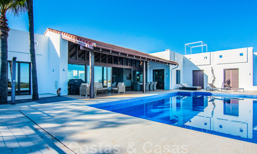 Vrijstaande villa te koop op een hoge positie, met panoramisch berg- en zeezicht in een exclusieve urbanisatie te Oost Marbella 46990