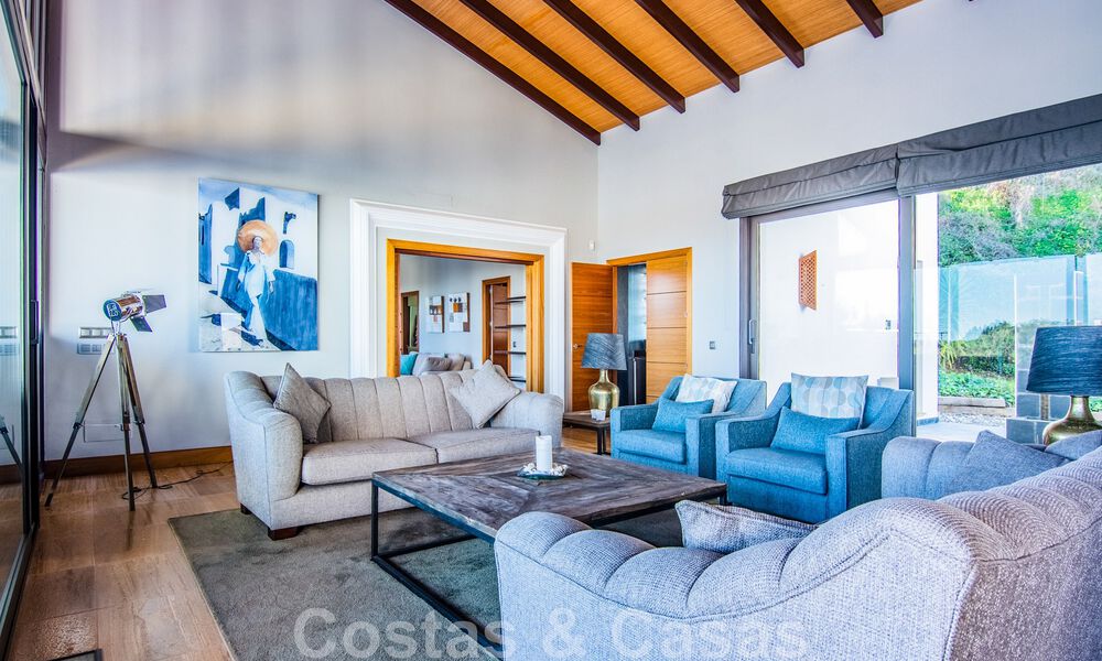 Vrijstaande villa te koop op een hoge positie, met panoramisch berg- en zeezicht in een exclusieve urbanisatie te Oost Marbella 46992