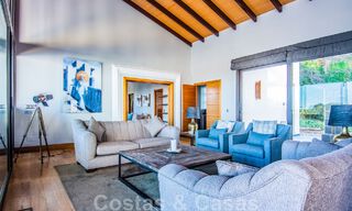 Vrijstaande villa te koop op een hoge positie, met panoramisch berg- en zeezicht in een exclusieve urbanisatie te Oost Marbella 46992 