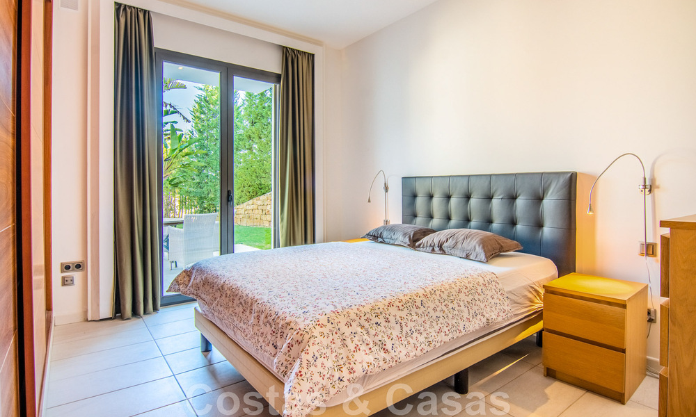 Vrijstaande villa te koop op een hoge positie, met panoramisch berg- en zeezicht in een exclusieve urbanisatie te Oost Marbella 46997