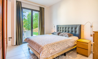 Vrijstaande villa te koop op een hoge positie, met panoramisch berg- en zeezicht in een exclusieve urbanisatie te Oost Marbella 46997 