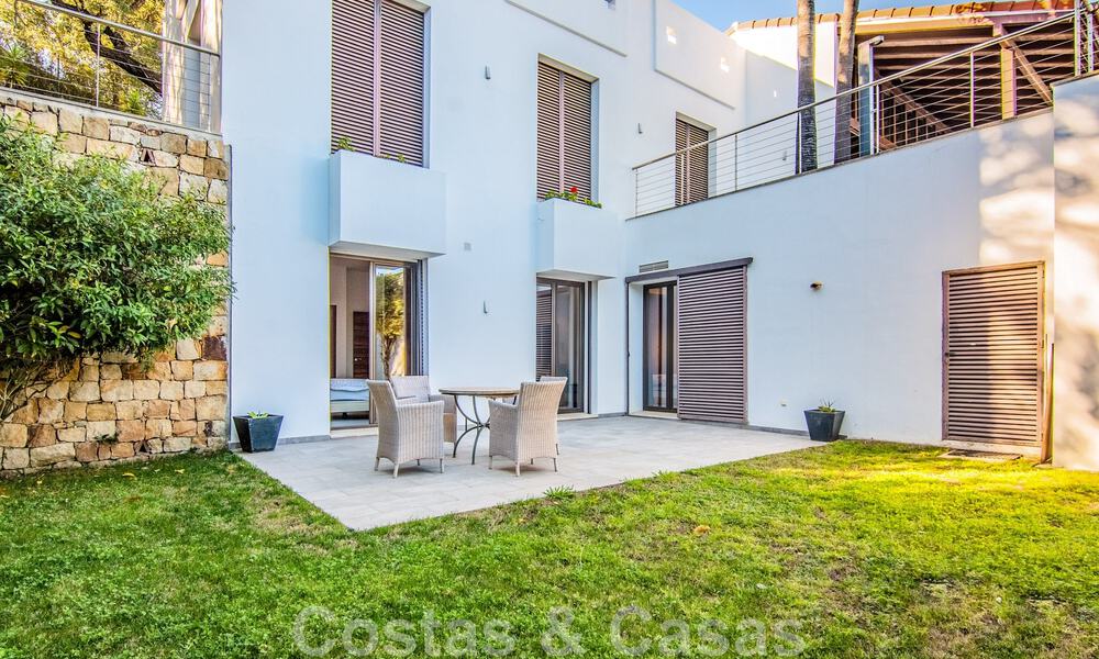 Vrijstaande villa te koop op een hoge positie, met panoramisch berg- en zeezicht in een exclusieve urbanisatie te Oost Marbella 46998