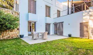Vrijstaande villa te koop op een hoge positie, met panoramisch berg- en zeezicht in een exclusieve urbanisatie te Oost Marbella 46998 