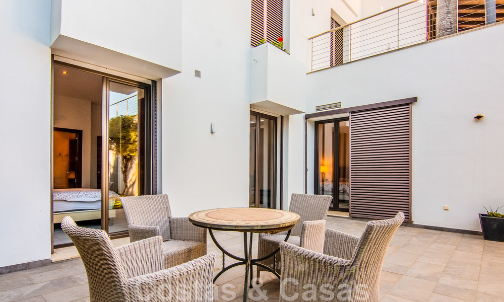 Vrijstaande villa te koop op een hoge positie, met panoramisch berg- en zeezicht in een exclusieve urbanisatie te Oost Marbella 46999
