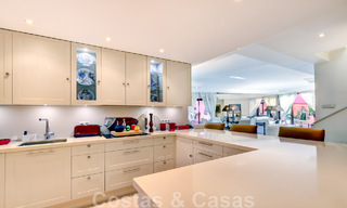 Luxe penthouse te koop in een vijfsterren wooncomplex aan het strand met prachtig zicht op zee, op de New Golden Mile tussen Marbella en Estepona 46616 