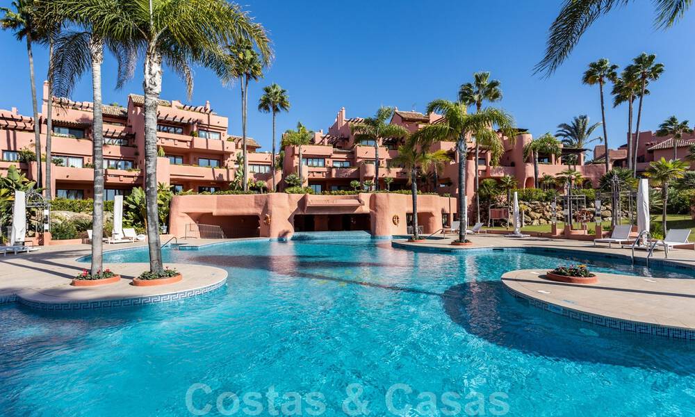 Luxe penthouse te koop in een vijfsterren wooncomplex aan het strand met prachtig zicht op zee, op de New Golden Mile tussen Marbella en Estepona 46623
