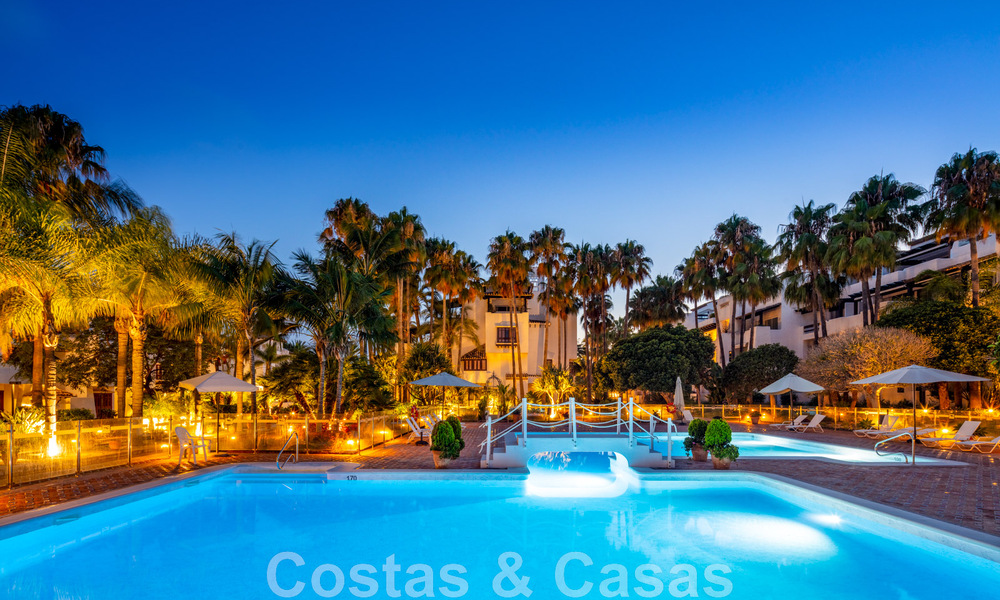 Eigentijds gerenoveerd penthouse te koop met zeezicht in Puente Romano, in het hartje van de Golden Mile, Marbella 46875