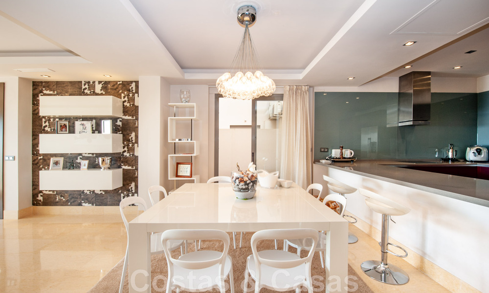 Zeer ruim, licht en modern 3-slaapkamer luxe appartement te koop met open zeezicht in Marbella - Benahavis 46828