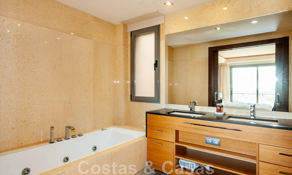 Zeer ruim, licht en modern 3-slaapkamer luxe appartement te koop met open zeezicht in Marbella - Benahavis 46835