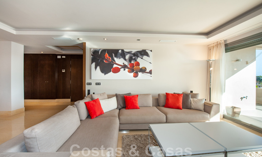 Zeer ruim, licht en modern 3-slaapkamer luxe appartement te koop met open zeezicht in Marbella - Benahavis 46836