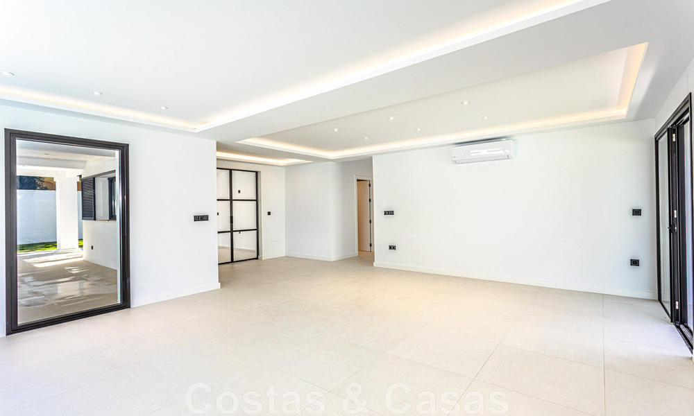 Prachtige, gelijkvloerse, modern Andalusische villa te koop, op loopafstand van het strand in Elviria, ten oosten van Marbella centrum 46890