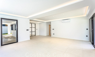 Prachtige, gelijkvloerse, modern Andalusische villa te koop, op loopafstand van het strand in Elviria, ten oosten van Marbella centrum 46890 