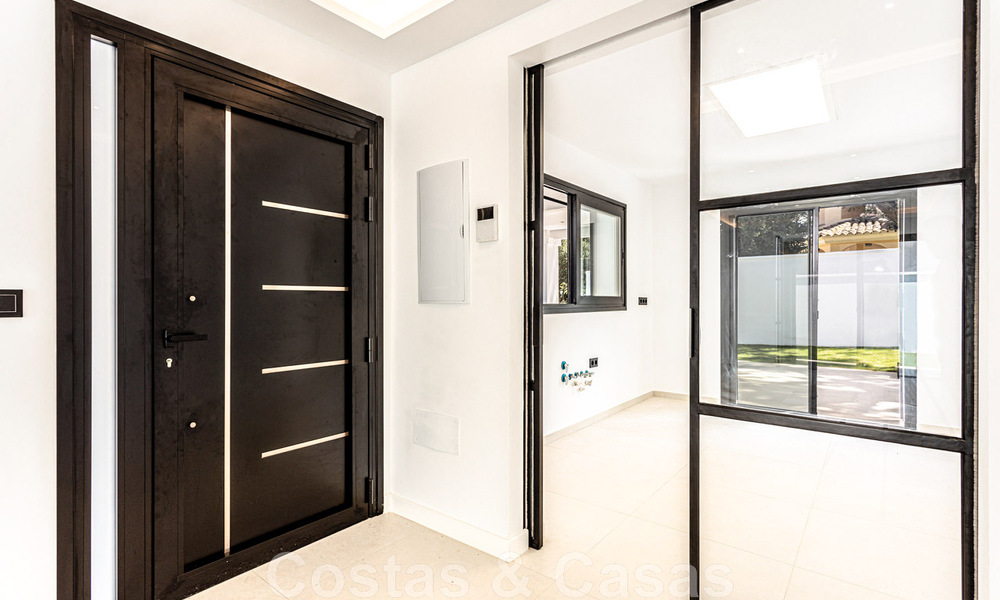 Prachtige, gelijkvloerse, modern Andalusische villa te koop, op loopafstand van het strand in Elviria, ten oosten van Marbella centrum 46892