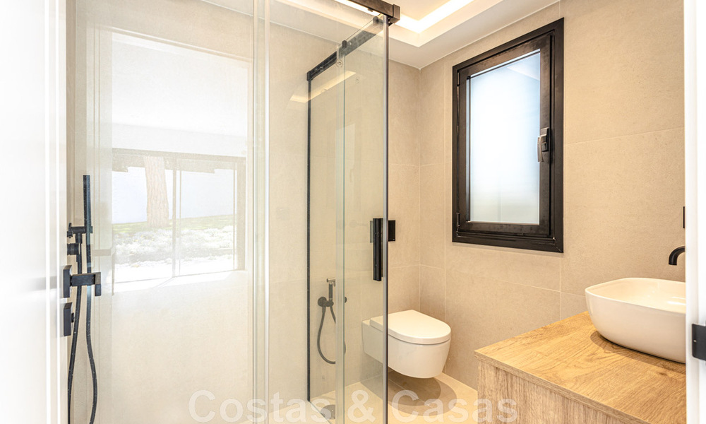 Prachtige, gelijkvloerse, modern Andalusische villa te koop, op loopafstand van het strand in Elviria, ten oosten van Marbella centrum 46899