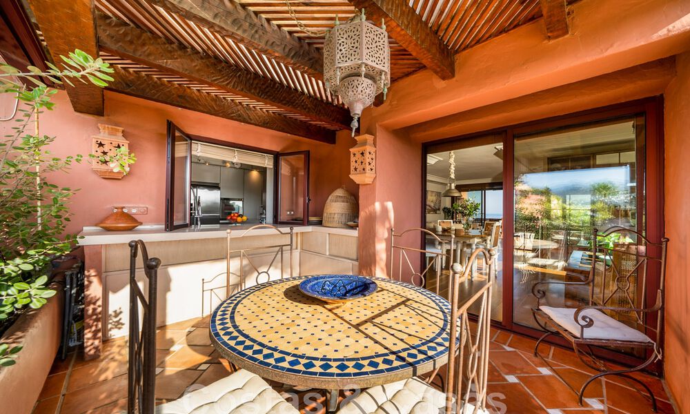 Penthouse te koop in een afgeschermde urbanisatie, eerstelijnsstrand met open zeezicht in Oost Marbella 46929