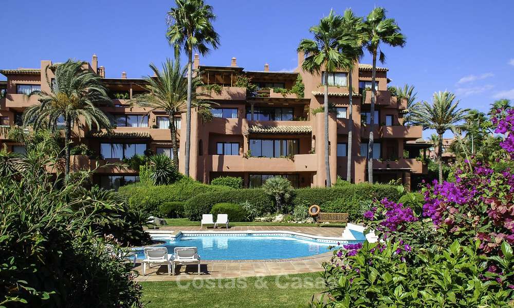 Penthouse te koop in een afgeschermde urbanisatie, eerstelijnsstrand met open zeezicht in Oost Marbella 46936