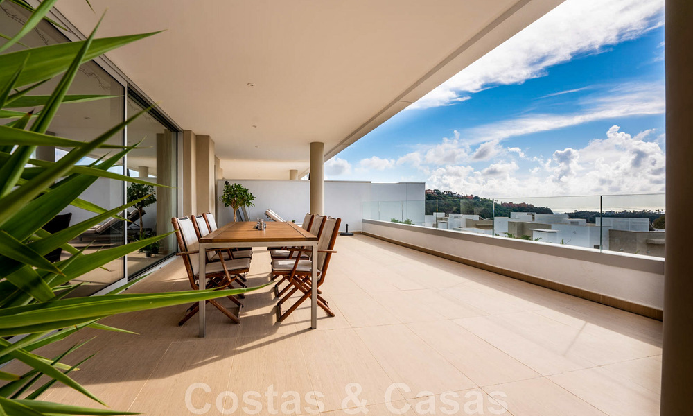 Instapklaar, verhoogd begane grond appartement te koop met panoramisch uitzicht op de vallei en de zee in het exclusieve Benahavis - Marbella 47028