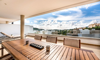 Instapklaar, verhoogd begane grond appartement te koop met panoramisch uitzicht op de vallei en de zee in het exclusieve Benahavis - Marbella 47029 