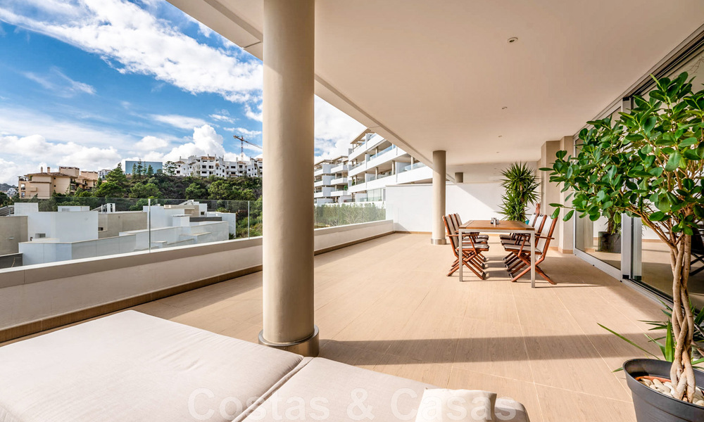Instapklaar, verhoogd begane grond appartement te koop met panoramisch uitzicht op de vallei en de zee in het exclusieve Benahavis - Marbella 47030