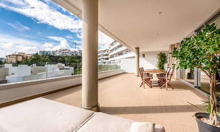 Instapklaar, verhoogd begane grond appartement te koop met panoramisch uitzicht op de vallei en de zee in het exclusieve Benahavis - Marbella 47030 