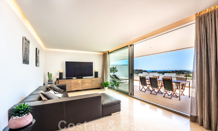 Instapklaar, verhoogd begane grond appartement te koop met panoramisch uitzicht op de vallei en de zee in het exclusieve Benahavis - Marbella 47038