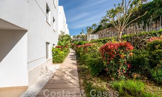 Instapklaar, verhoogd begane grond appartement te koop met panoramisch uitzicht op de vallei en de zee in het exclusieve Benahavis - Marbella 47045 