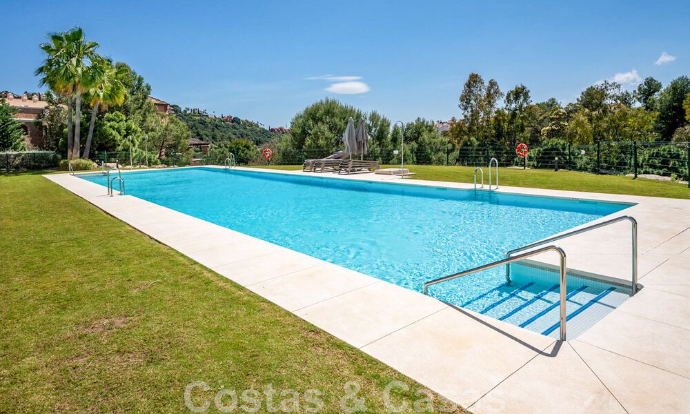 Instapklaar, verhoogd begane grond appartement te koop met panoramisch uitzicht op de vallei en de zee in het exclusieve Benahavis - Marbella 47047
