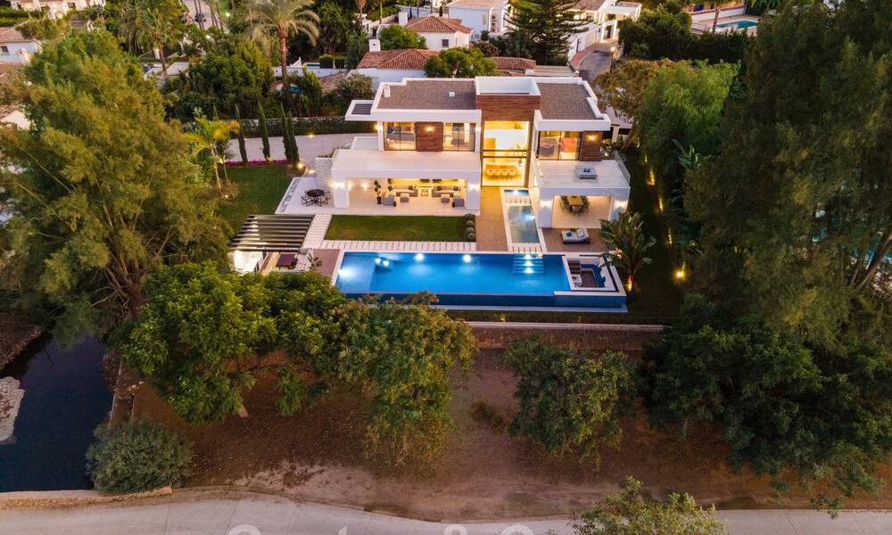 Ruime, verfijnde designervilla te koop, frontlinie Las Brisas Golf in het hartje van Nueva Andalucia, Marbella 47300
