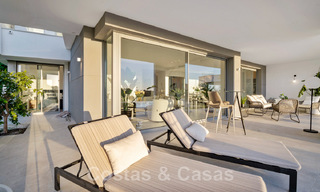 Ruime luxevilla te koop, ontworpen in moderne bouwstijl, met golf- en zeezicht in een gated golfresort net ten oosten Marbella centrum 47324 