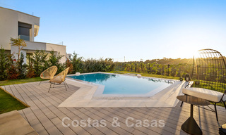 Ruime luxevilla te koop, ontworpen in moderne bouwstijl, met golf- en zeezicht in een gated golfresort net ten oosten Marbella centrum 47325 