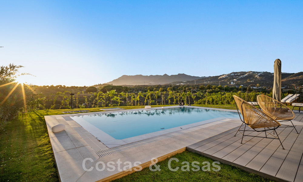 Ruime luxevilla te koop, ontworpen in moderne bouwstijl, met golf- en zeezicht in een gated golfresort net ten oosten Marbella centrum 47326