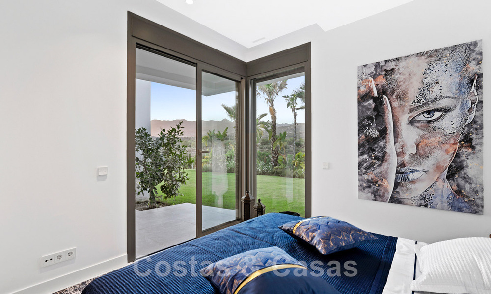 Ruime luxevilla te koop, ontworpen in moderne bouwstijl, met golf- en zeezicht in een gated golfresort net ten oosten Marbella centrum 47330