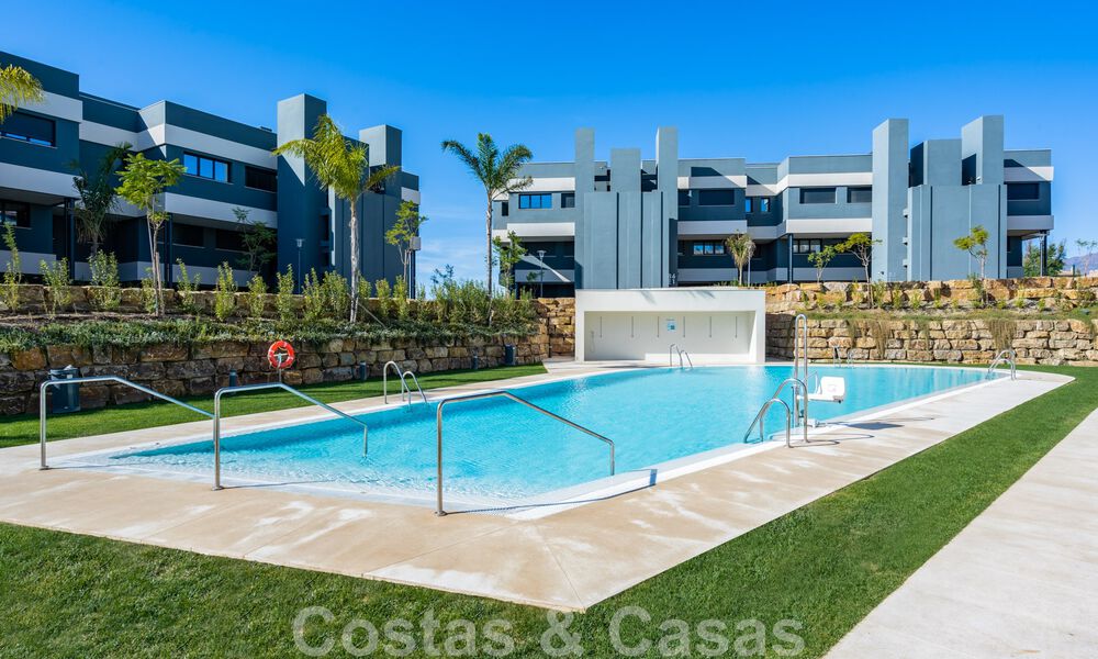 Eigentijds hoek appartement te koop met een grote privétuin op de begeerde New Golden Mile tussen Marbella en Estepona 47155