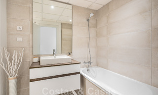 Eigentijds hoek appartement te koop met een grote privétuin op de begeerde New Golden Mile tussen Marbella en Estepona 47158 
