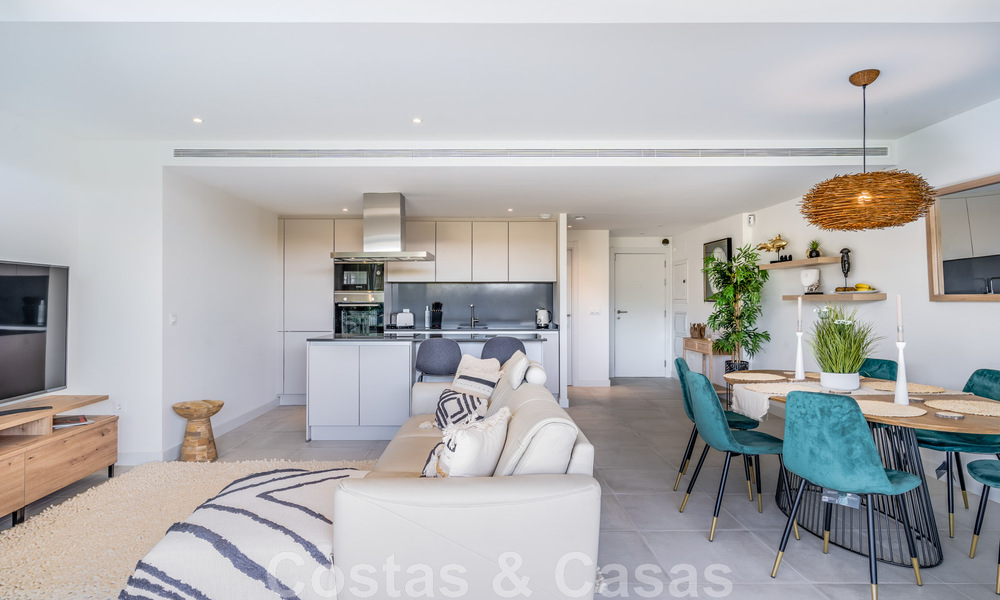 Eigentijds hoek appartement te koop met een grote privétuin op de begeerde New Golden Mile tussen Marbella en Estepona 47162