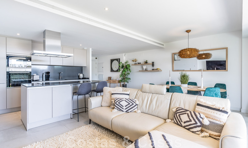 Eigentijds hoek appartement te koop met een grote privétuin op de begeerde New Golden Mile tussen Marbella en Estepona 47164