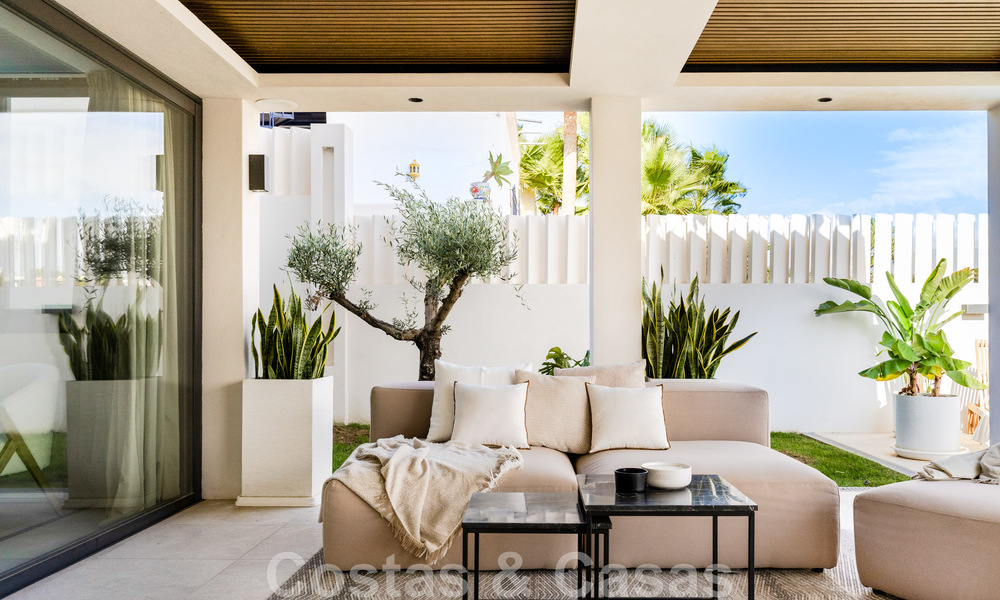 Nieuw op de markt! Unieke villa te koop, met gezellige buitenruimtes en panoramische zichten in Nueva Andalucia, Marbella. Op wandelafstand van Puerto Banus. 47566