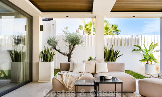 Nieuw op de markt! Unieke villa te koop, met gezellige buitenruimtes en panoramische zichten in Nueva Andalucia, Marbella. Op wandelafstand van Puerto Banus. 47566 