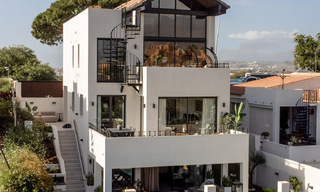 Nieuw op de markt! Unieke villa te koop, met gezellige buitenruimtes en panoramische zichten in Nueva Andalucia, Marbella. Op wandelafstand van Puerto Banus. 47567 